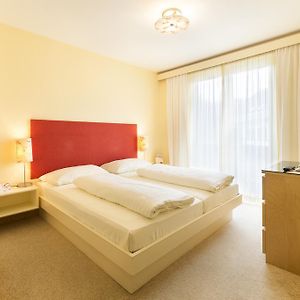 Zimmer mit Kingsize-Bett